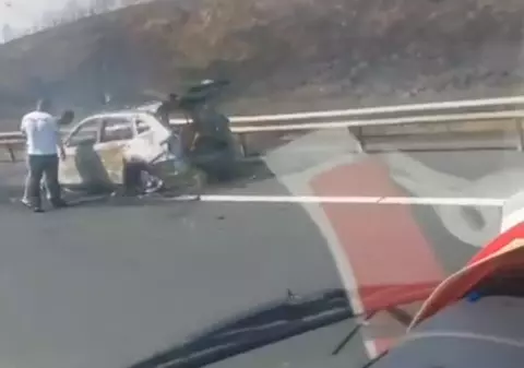 Incendiu Autostrada A2. O mașină a luat foc pe sensul spre București