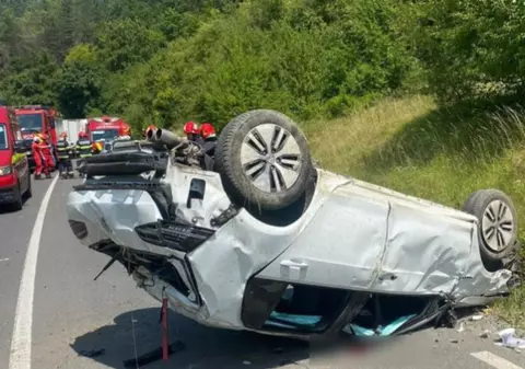 Un bărbat a rămas inconștient în urma unui accident grav în Cluj-Napoca. Mașina a aterizat pe plafon