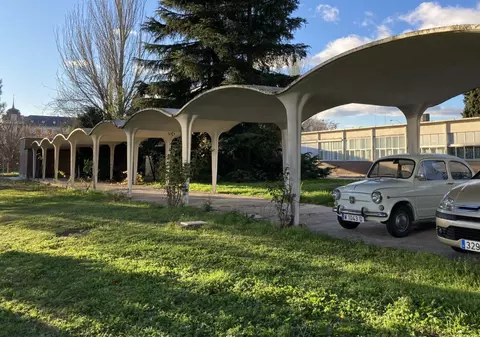 Un micuț Seat 600 e parcat de 60 de ani în același loc, la Madrid. Povestea din spatele mașinii legendare în Spania