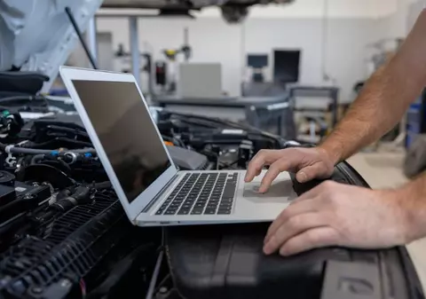 A cumpărat o mașină second-hand și a găsit un dispozitiv ascuns: „Ce crezi că înseamnă asta?”