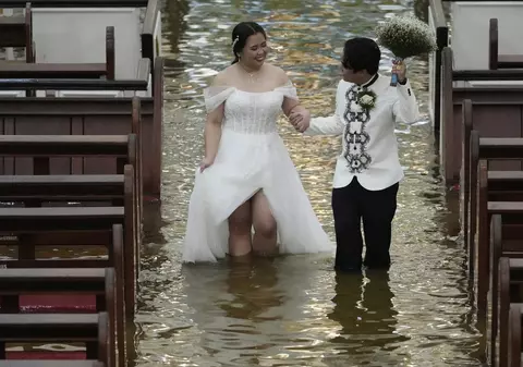 Dragoste pe timp de potop: un cuplu filipinez s-a căsătorit într-o biserică complet inundată
