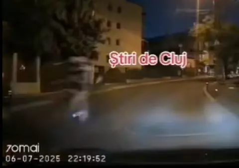 Momentul în care doi tineri pe motocicletă din Cluj aruncă din mers cu obiecte în mașini