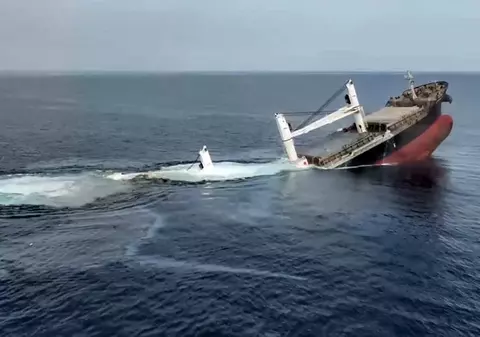 Momentul în care o navă comercială este atacată cu rachete și se scufundă în Marea Roșie