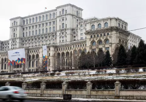 O femeie din Republica Moldova a vrut să intre cu șase cuțite în Palatul Parlamentului