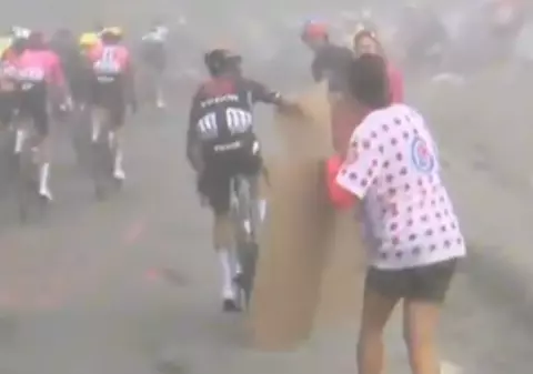 Moment bizar în Turul Franței. Un ciclist explică de ce a furat pancarta unei fane și a ascuns-o sub tricou I VIDEO 