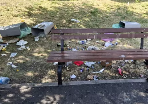 Parcurile din Cluj, din ce în ce mai pline de gunoaie: „Locul a devenit un focar de infecție, gardurile sunt rupte”