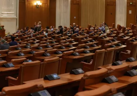 Moțiunea AUR împotriva Guvernului Bolojan se votează și se dezbate astăzi: opoziția nu are voturile necesare