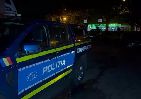 Un adolescent de 15 ani a murit, marţi seară, după ce s-ar fi aruncat de la etajul patru al unui bloc din Ploieşti