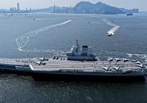 Portavionul Shandong, mândria Chinei, a ajuns în Hong Kong într-o demonstrație de forță militară