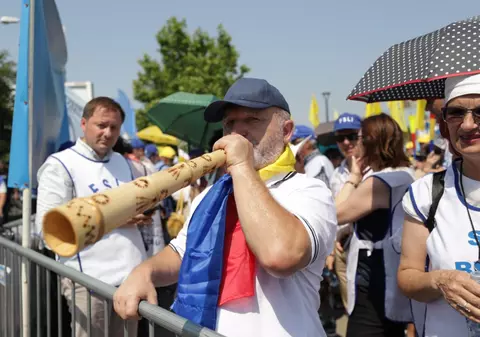 Profesorii au ieșit în stradă. Mii de oameni își strigă drepturile în fața Palatului Parlamentului. „Nu jucați educația la păcănele!”