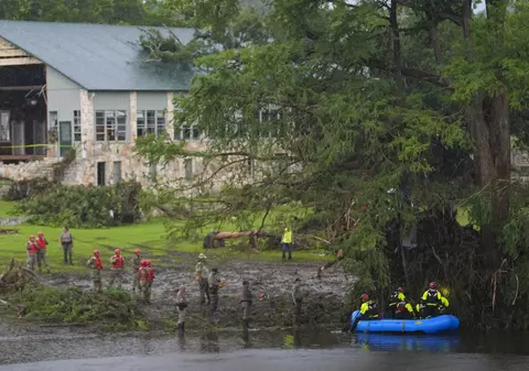 Tabăra Mystic deplânge 27 de morți, inclusiv directorul, în urma viiturii de pe râul Guadelupe. Zece fete sunt căutate în continuare