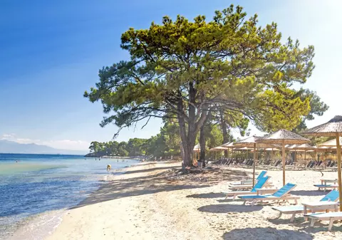 Taxa uriașă pentru șezlong pe o plajă din Thassos. Dacă nu plătești, ți se cer bani pentru „aer"