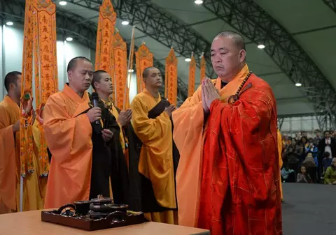 Călugărul-șef al Templului Shaolin, leagănul artelor marțiale din China, este anchetat pentru deturnare de fonduri şi relații „nepotrivite” cu mai multe femei