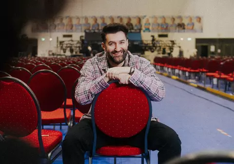 Imaginea cu Smiley și fiica Josephine de la filmările noului sezon „Vocea României” a făcut furori. Artistul a zis: „A venit să-mi ureze baftă”