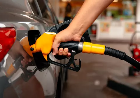 Șoferii vor plăti în plus la un plin. Calcule: cât va costa un litru de benzină sau de motorină?