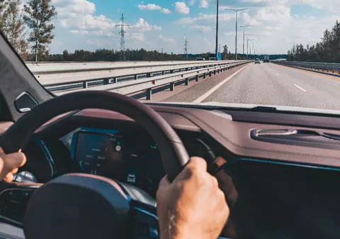 Șofer amendat cu 3.000 de euro pentru viteză excesivă în Olanda. Bărbatul a motivat că a dormit prea mult și a întârziat la aeroport