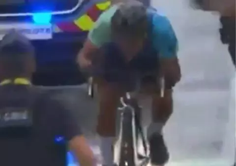 Spectator pus la pământ de poliție după o farsă periculoasă pe traseul Turului Franței