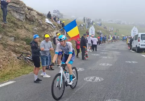 Românii care au dus tricolorul pe cățărările mitice din Turul Franței: „Ca să prindem un loc bun pe Tourmalet, ne-am sculat la 3.30”