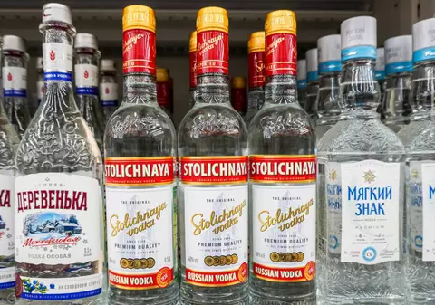 Producția de votcă, în cădere liberă în Rusia, deși rușii beau mai multe băuturi spirtoase ca niciodată