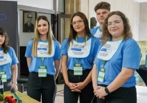 Studenții din Galați au inventat un biscuit proteic care poate înlocui o masă