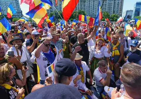 Sute de susținători ai lui Călin Georgescu protestează în Piața Victoriei: s-au îmbrâncit cu jandarmii, iar unul a fost prins cu un cuțit