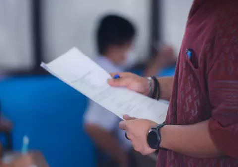 Cum îi împiedica o profesoară din Iași pe studenții de la medicină veterinară să copieze la examene: o sacoșă din care ieșeau antene