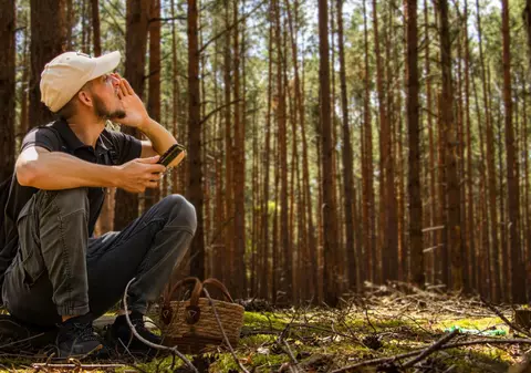 A furat telefonul unui copil, apoi s-a pierdut pe munte, într-o zonă controlată de o ursoaică cu pui, și a sunat la 112 pentru ajutor