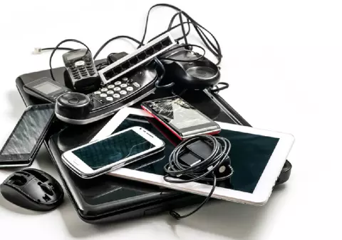 Românii își vând telefoanele vechi, dar uită să le recicleze. Pericolul bateriilor și lipsa centrelor de colectare
