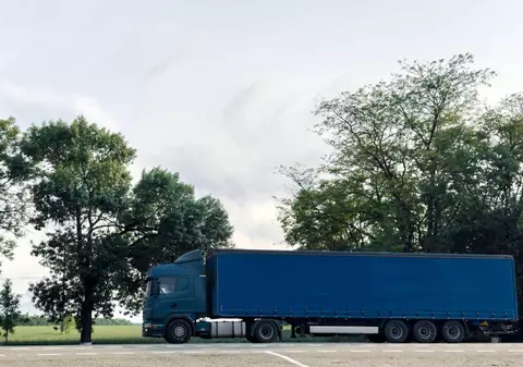 Un șofer de TIR stă beat de o săptămână, blocat într-o parcare de camioane, polițiștii tot așteaptă să se trezească, după ce i-au luat actele