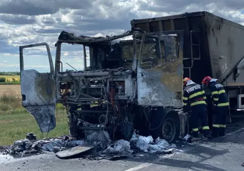 Un TIR a luat foc din senin pe DN 23, în apropiere de Brăila, și s-a făcut scrum: traficul a fost blocat