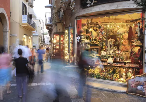 Americanii se înghesuie în Europa, iar europenii își petrec vacanțele aproape de casă: „Se simt în siguranță”