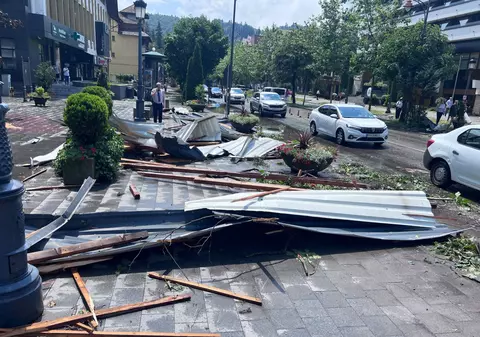 Prăpăd la Sinaia. Cel puțin nouă persoane transportate la spital, dintre care una în stare critică, în urma unei furtuni violente