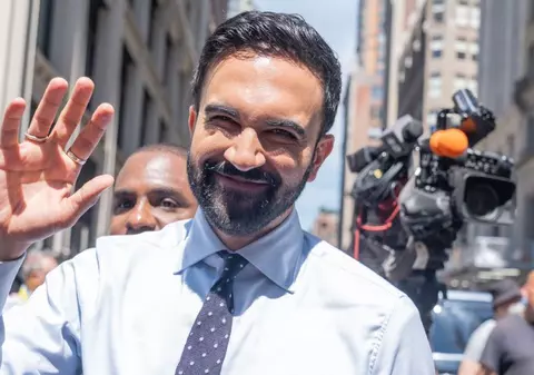 Zohran Mamdani, democratul favorit la primăria New York, vrea magazine alimentare de stat finanțate cu bani redirecționați de la marile lanțuri