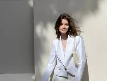 Fabulos de feminină în 5 pași. Cum să-ți descoperi latura feminină prin atitudine, stil și un strop de glamour?