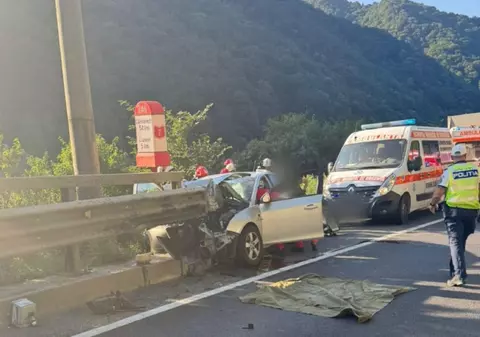Trafic blocat complet după un accident grav pe Valea Oltului, pe DN7, în afara localității Boița. O persoană a rămas încarcerată