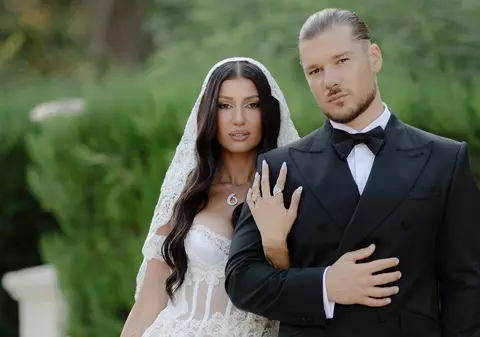 Alina Eremia și Eduard Barbu s-au căsătorit după 8 ani de relație. Artista a purtat în ziua nunții două rochii de mireasă spectaculoase