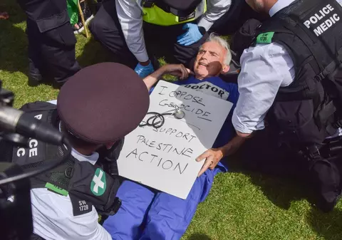 Poliția londoneză a făcut sute de arestări la un protest pro Palestina, acuzând participanții de sprijinirea unei organizații teroriste