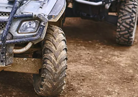 Un tânăr pe ATV s-a izbit de un copac de pe trotuar, după ce a încercat să scape de traficul din Cluj-Napoca: „A vrut el să fie șmecher!”