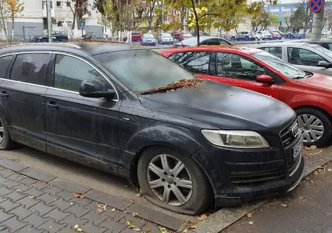 Mașinile abandonate în Timișoara, Iași sau București vor fi ridicate și vândute la fier vechi sau scoase la licitație