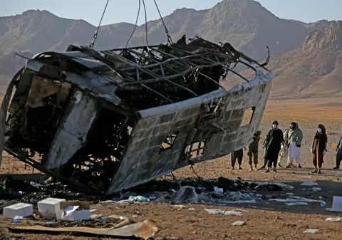 19 copii printre cei 79 de morți, într-un autobuz care a luat foc după ce s-a ciocnit cu un camion. Victimele erau migranți afgani expulzați din Iran I VIDEO 