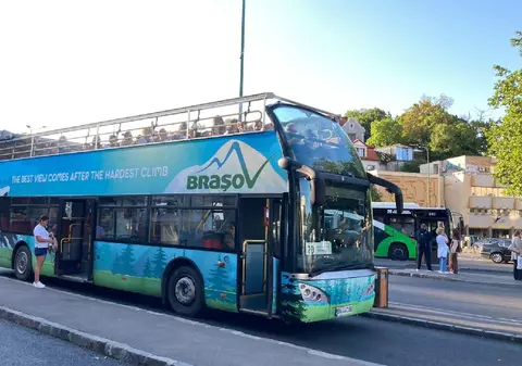 Veste bună pentru turiștii din Brașov: autobuzul supraetajat circulă din nou