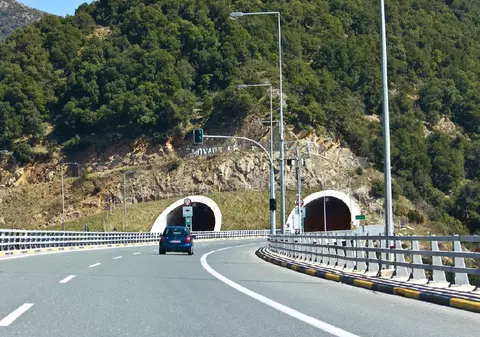 Amenzi de 8.000 de euro pentru depășirea vitezei de 200 km/h pe autostradă, în Grecia, din septembrie. Cât plătești dacă vorbești la telefon