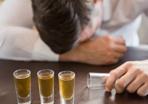 Înainte să zboare 4.400 de kilometri, pilotul unei companii aeriene s-a îmbătat și s-a plimbat dezbrăcat printr-un hotel de lux