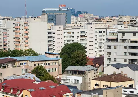 Case mai scumpe, bani aduși de acasă de români și rate mai mari - consecințele scăderii leului asupra creditelor