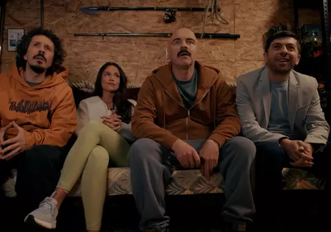 Primele imagini din comedia „Vecina”. Trailerul filmului aduce pe marele ecran coșmarul trăit de Mircea Bravo