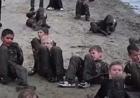 Copii ruși antrenați militar cu arme reale într-o tabără de vară controversată. Tinerii mânuiesc AK-47 și grenade I VIDEO