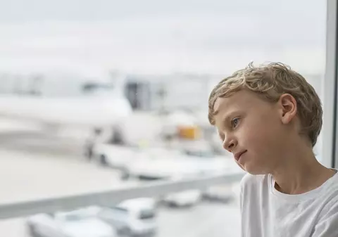 Un copil de 10 ani a fost lăsat în aeroport de părinți pentru că nu voiau să piardă vacanța: avea pașaportul expirat