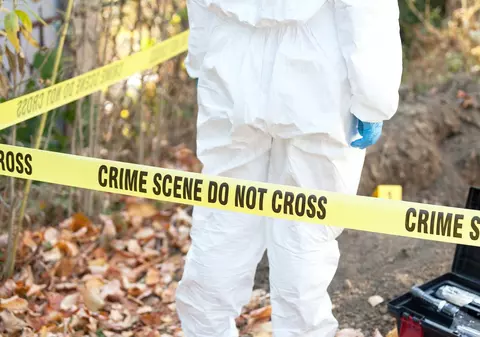 Realitatea din spatele meseriei de criminalist, dezvăluită de o femeie care a lucrat la peste 1.000 de cazuri: „Fiecare zi aduce ceva nou”