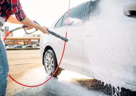 Cum să îţi speli corect maşina la o spălătorie self-service