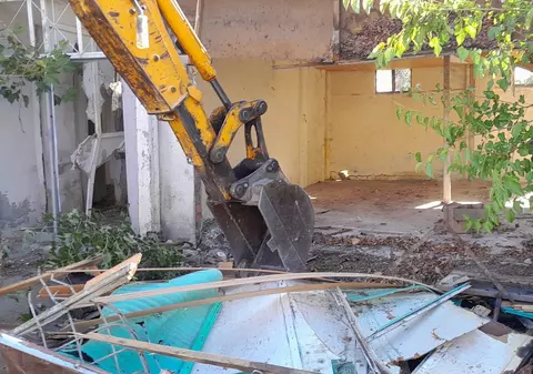 Construcții ridicate ilegal la Ploiești, demolate de buldozerele primăriei: „Aducem din nou la lumină arena Teleajen”